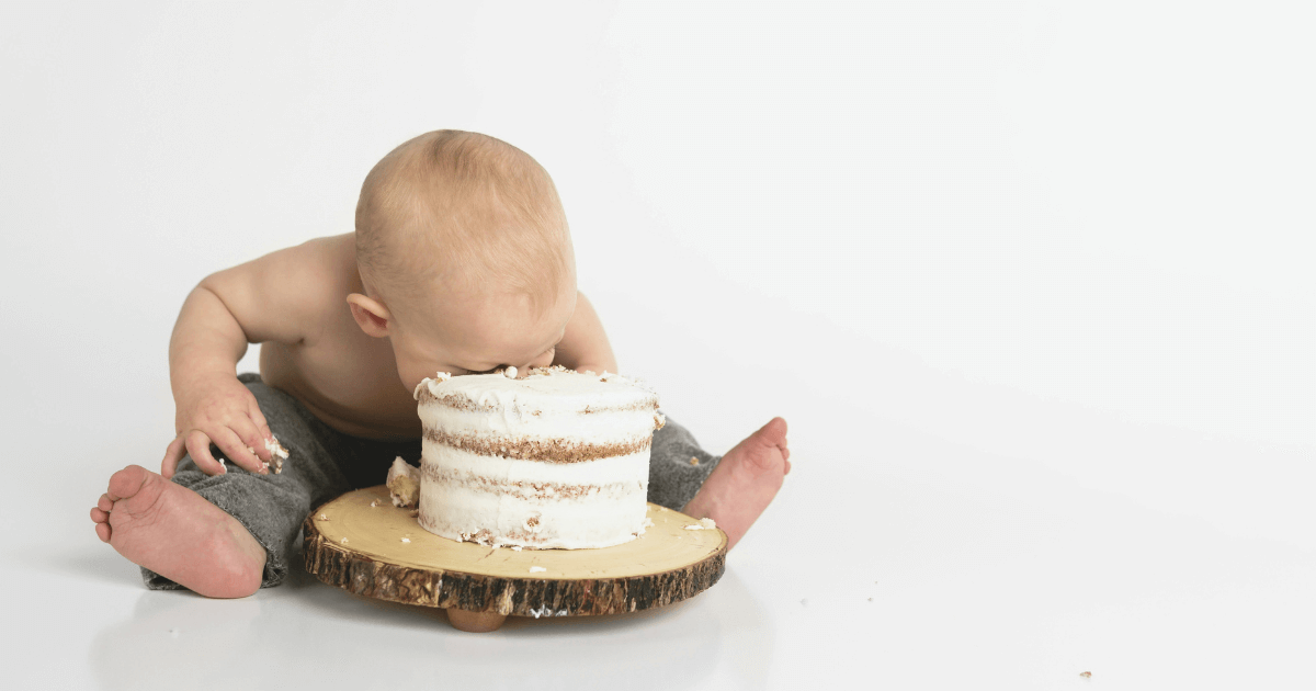 ケーキに顔をつける子ども