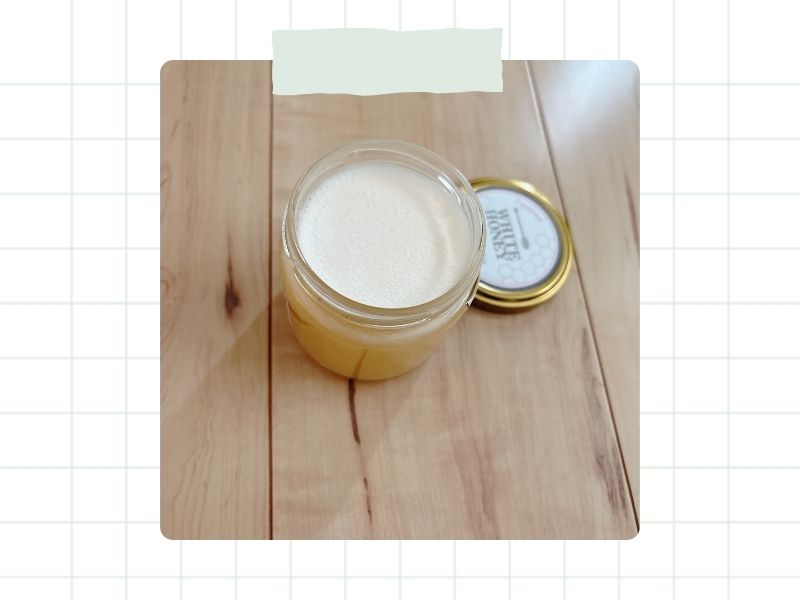 キルギス産の白いはちみつはクリームのような質感が特徴