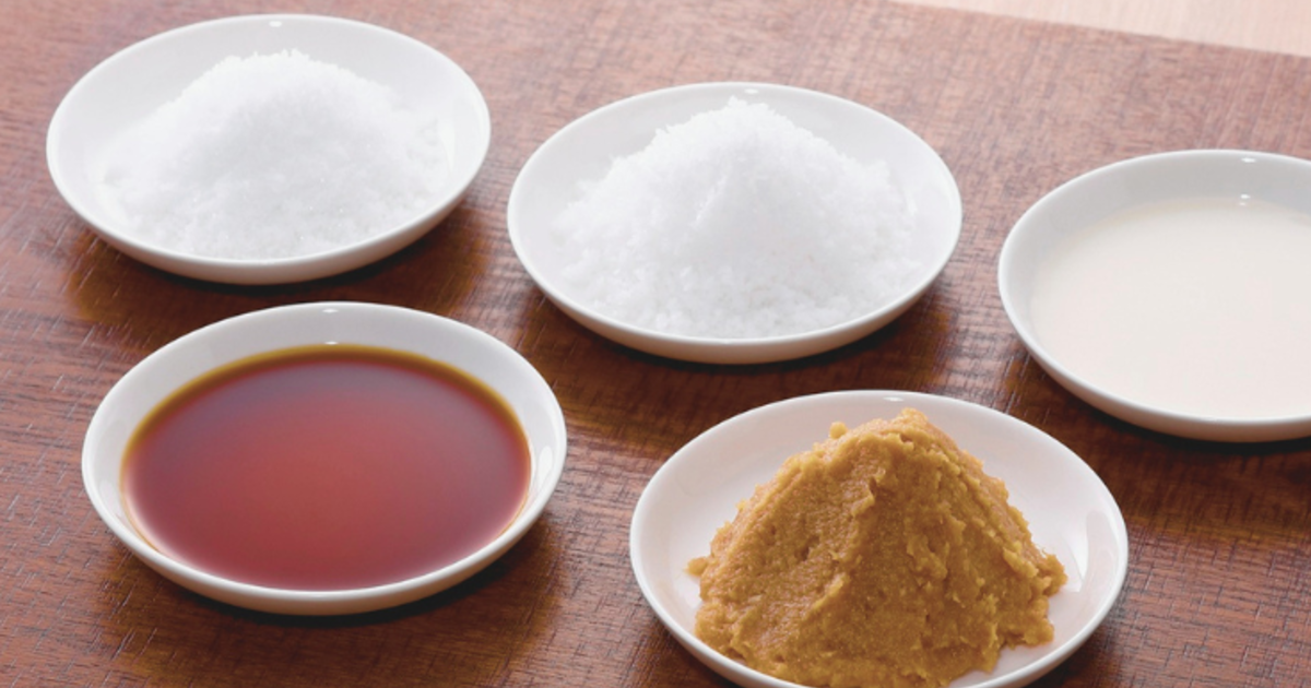 小皿に分けた調味料のイメージ写真