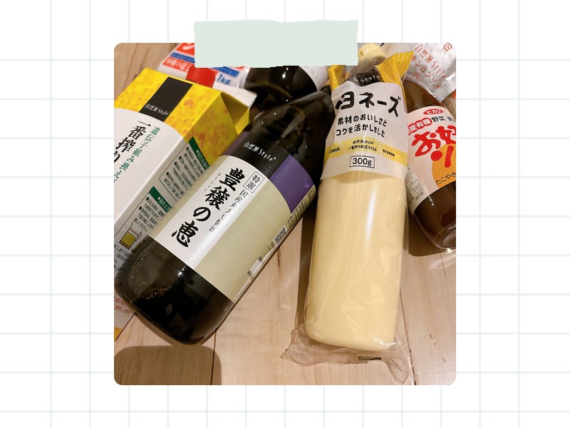 しょうゆとマヨネーズのラベルがよく見える、調味料の写真