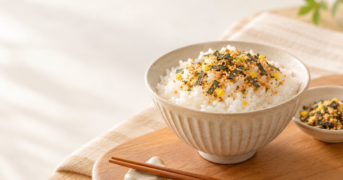 茶碗にふりかけをのせたごはんのイメージ画像